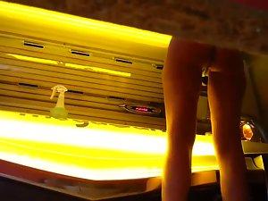 Naked woman in the tanning saloon Picture 6