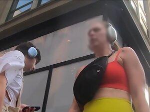 Voyeur caught milf's butt and cameltoe in yellow shorts Picture 4