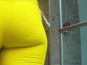 Voyeur caught milf's butt and cameltoe in yellow shorts Picture 5