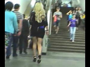 Shaved pussy lips in hot blonde's upskirt Picture 3