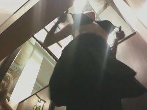 Hot girl puts new clothes on Picture 8