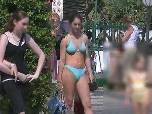 Her bikini gets transparent when it's wet Picture 2
