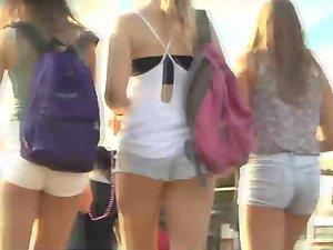Teens in shorts and their cameltoes Picture 1