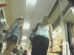 Upskirt at the mall Picture 5