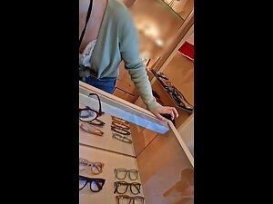 Hot downblouse of store clerk in glasses store Picture 2