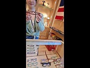 Hot downblouse of store clerk in glasses store Picture 6