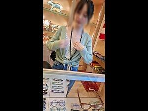 Hot downblouse of store clerk in glasses store Picture 7
