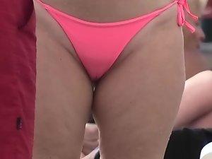 Mature woman with sexy curves in pink bikini Picture 2