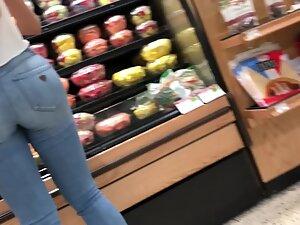 Big butt cheeks in very tight jeans Picture 1