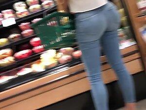 Big butt cheeks in very tight jeans Picture 3