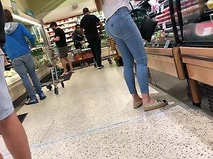 Big butt cheeks in very tight jeans Picture 6