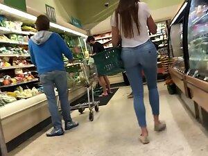 Big butt cheeks in very tight jeans Picture 8