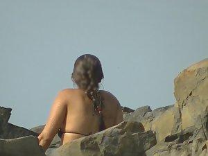 Sexiness between rocks on beach Picture 2