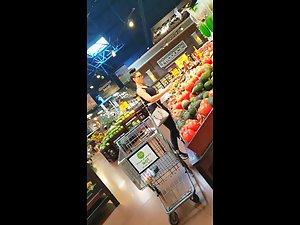 Stuck up girl in leggings at the supermarket Picture 8