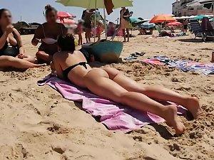 Impressive bubble butt spotted on beach Picture 4