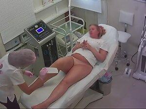 Hot chubby woman gets a full hair removal Picture 1