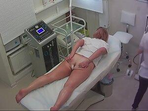 Hot chubby woman gets a full hair removal Picture 8