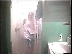 Amazing naked woman in the shower Picture 4