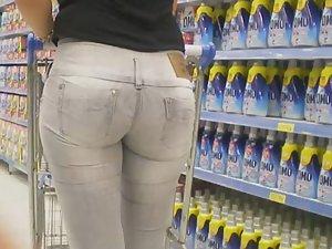 Supermarket hottie in pale jeans Picture 1