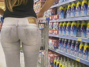 Supermarket hottie in pale jeans Picture 2