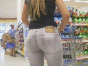 Supermarket hottie in pale jeans Picture 7