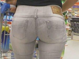 Supermarket hottie in pale jeans Picture 8