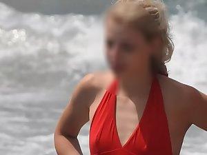 Blonde's hot pussy bulge in swimsuit Picture 3