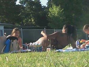 Hot woman does splits in park Picture 4