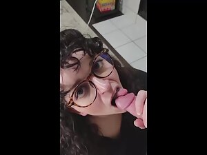 Cumshot made her happy for a selfie Picture 1
