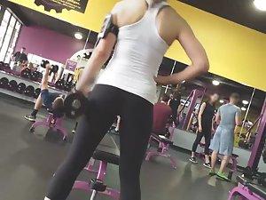 Gym voyeur watches fit girl's ass Picture 5