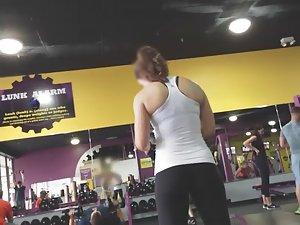 Gym voyeur watches fit girl's ass Picture 6