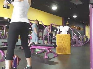 Gym voyeur watches fit girl's ass Picture 7