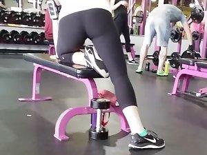 Gym voyeur watches fit girl's ass
