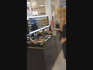 Epic blonde tugs her leggings up Picture 7