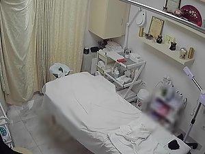 Chunky rich milf spied during cosmetic treatment Picture 3