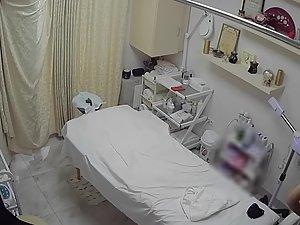 Chunky rich milf spied during cosmetic treatment Picture 4