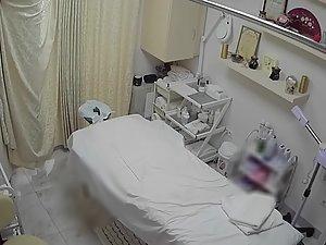 Chunky rich milf spied during cosmetic treatment Picture 6