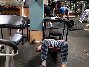 Thick girl doing hip thrusts in the gym Picture 3