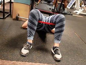Thick girl doing hip thrusts in the gym Picture 5