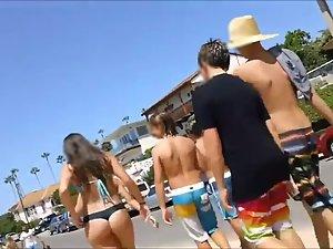 Following girls in thong bikinis to beach Picture 8