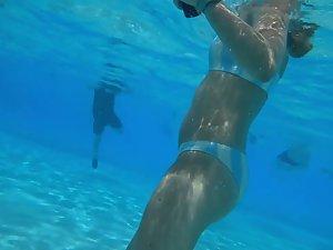 Teen butt accidentally touches underwater camera Picture 2