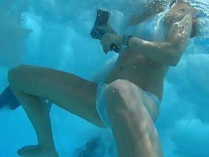 Teen butt accidentally touches underwater camera Picture 3