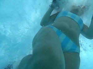 Teen butt accidentally touches underwater camera Picture 4