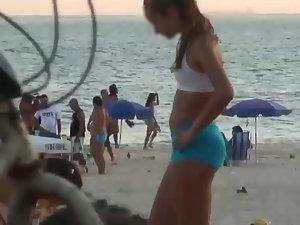 Girls playing volleyball in a tight bikini Picture 5