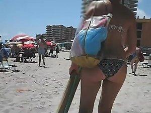 Following her to the beach Picture 2