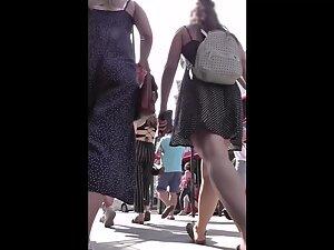 Bubbly butt cheeks in beautiful blonde's upskirt Picture 2