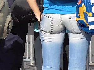Tight pants are splitting her butt in half Picture 3