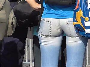 Tight pants are splitting her butt in half Picture 4