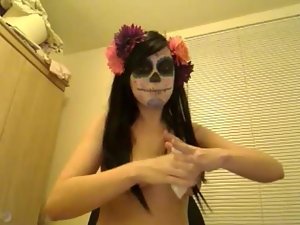 Erotic cam girl got a spooky mask on Picture 3