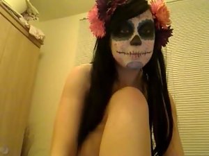 Erotic cam girl got a spooky mask on Picture 5